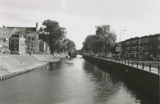 863307 Gezicht over de Stadsbuitengracht te Utrecht, vanaf de Molenbrug, met links de Catharijnekade, rechts de ...